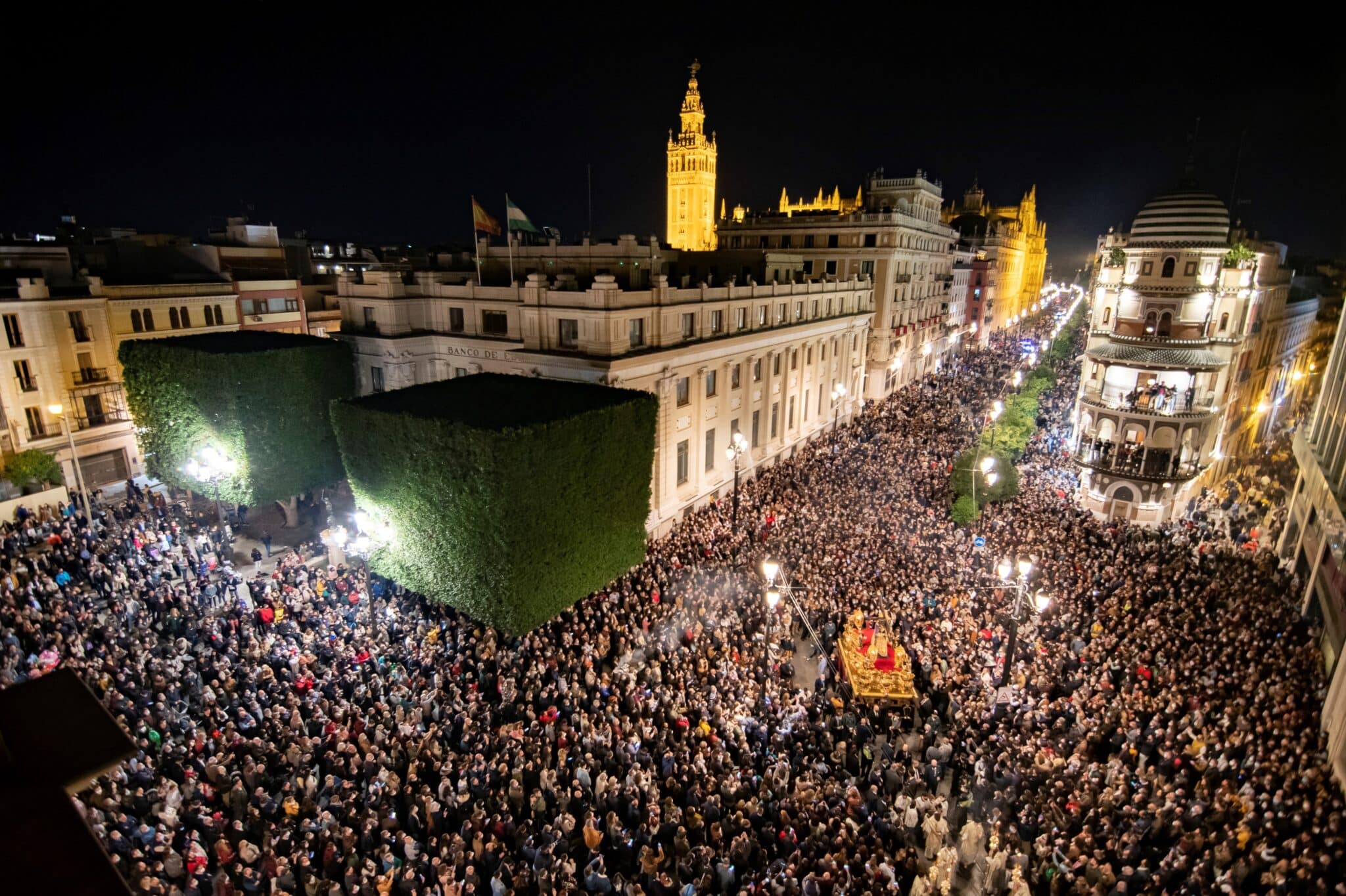 La multitudinaria procesión del Gran Poder en Sevilla, en imágenes