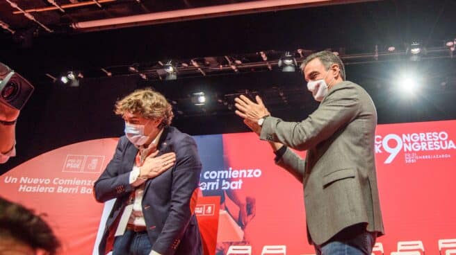 Sánchez aplaude a Andueza en Bilbao.