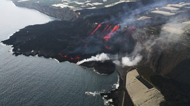 Erupción volcan Cumbre Vieja La lava expulsada desde Cumbre Vieja ha alcanzado este mediodía las 998,4 hectáreas de terreno y ha sepultado casi por completo la Playa de los Guirres.
