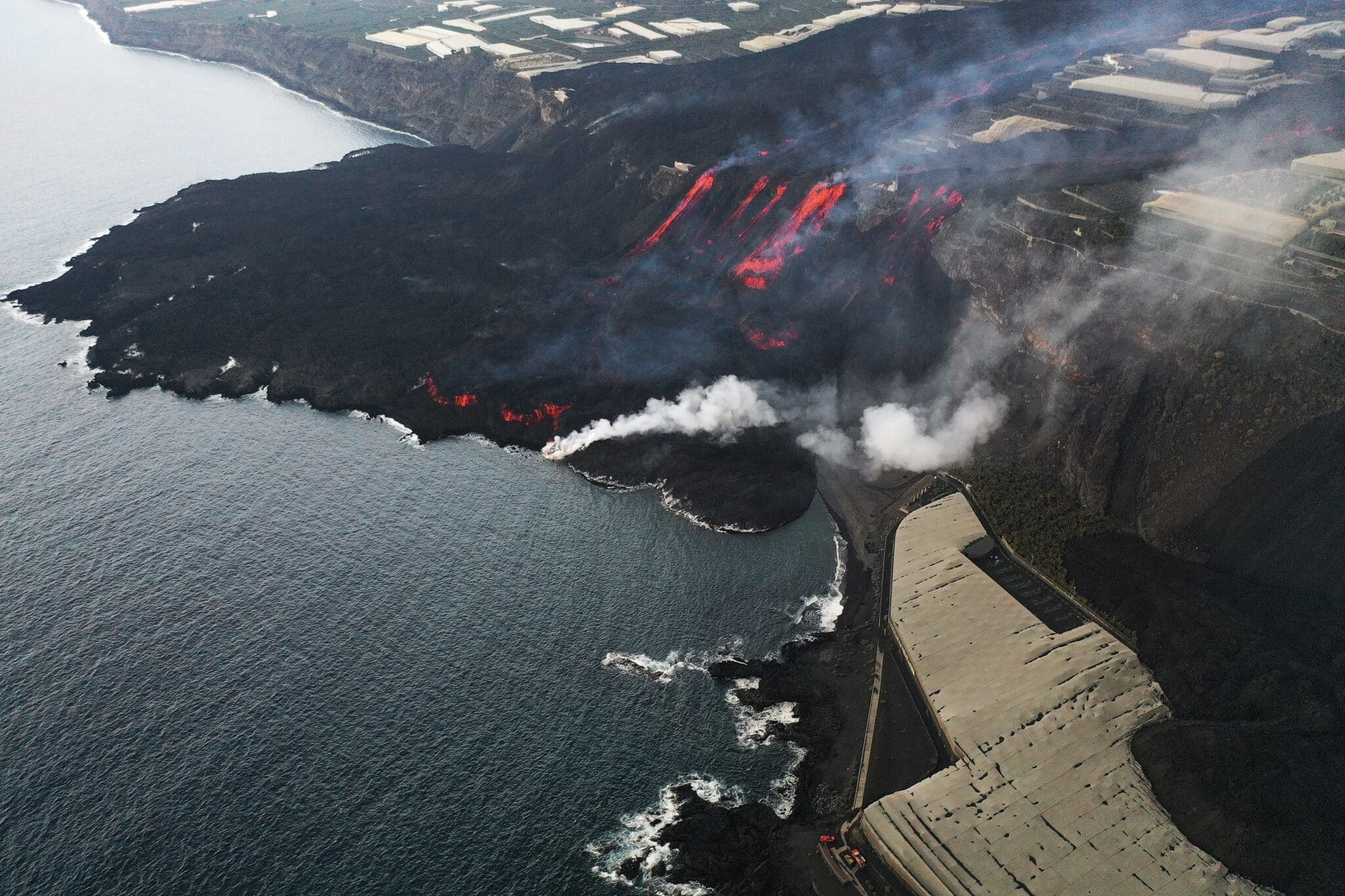 La lava expulsada desde Cumbre Vieja ha alcanzado este mediodía las 998,4 hectáreas de terreno y ha sepultado casi por completo la Playa de los Guirres.