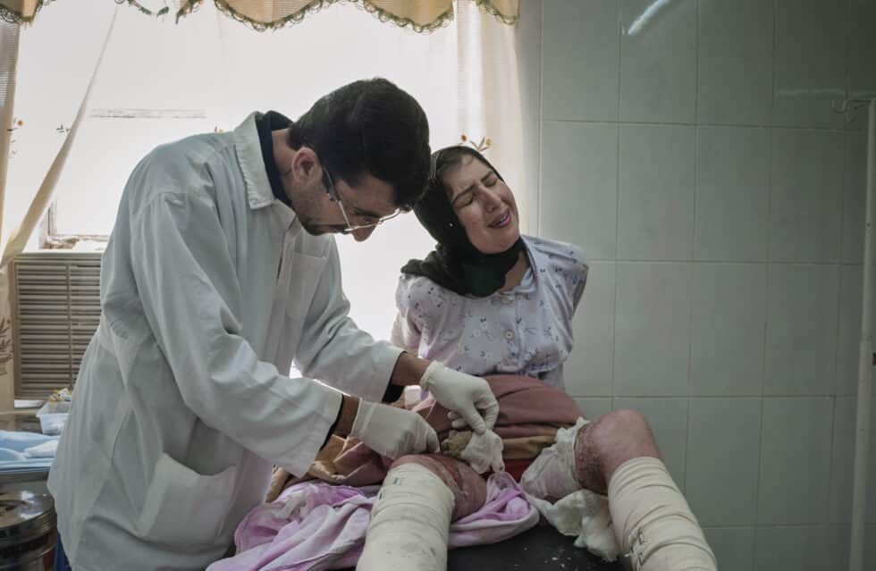Haurin Khader, de 15 años, es curada de sus heridas en el hospital Emergency de Erbil, capital de la Región Autónoma del Kurdistán de Iraq. Su cuerpo es una llaga enrojecida de carne implantada y chamuscada desde que se intentara suicidar a lo bonzo en su pequeña aldea. El amor fue la causa que destruyó su cuerpo y puso en entredicho su futuro. Cometió la osadía de enamorarse de Arcan, un primo de su misma edad, cuando sus padres ya habían pactado su matrimonio con un familiar lejano, mucho mayor que ella. Haurin es una de las escasas víctimas que da detalles sobre su suicidio frustrado. En el 90% de los casos los familiares utilizan la tapadera del accidente doméstico o del descuido para justificar el suicidio. “Me había comprometido con mi primo en secreto y se lo estaba contando a una amiga cuando entró mi hermano Barzan y me obligó a interrumpir la conversación. Venía con la intención de matarme. Me tendió una lata de queroseno, me ordenó que me la vaciase por encima de mi cuerpo y encendiese una cerilla”, cuenta la adolescente. La joven cumplió la orden, pero antes amenazó con una sorprendente valentía: “Me voy a suicidar pero voy a decirles a las autoridades que tú eres el culpable”. Su cuerpo quedó envuelto en llamas ante la pasividad de su hermano. La familia la mantuvo en casa durante dos días envuelta en emplastos de plantas y barro. Ante la gravedad de las heridas no les quedó más remedio que llevarla al hospital. Erbil (Kurdistán iraquí), abril de 2006