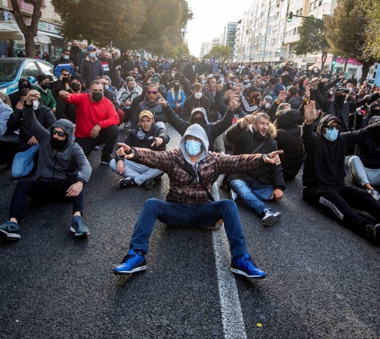 Kichi, a los trabajadores del metal: "Hemos tenido que meterle fuego para que en Madrid se fijen en nosotros"