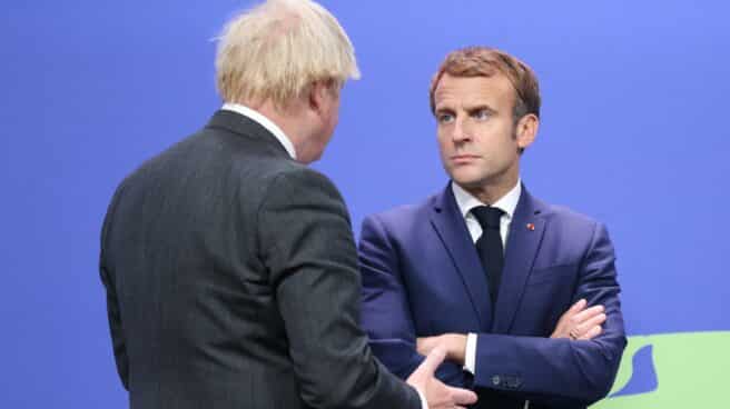 Macron mira a Johnson, en la Cumbre del Clima en Glasgow. Macron mira a Johnson, en la Cumbre del Clima en Glasgow.