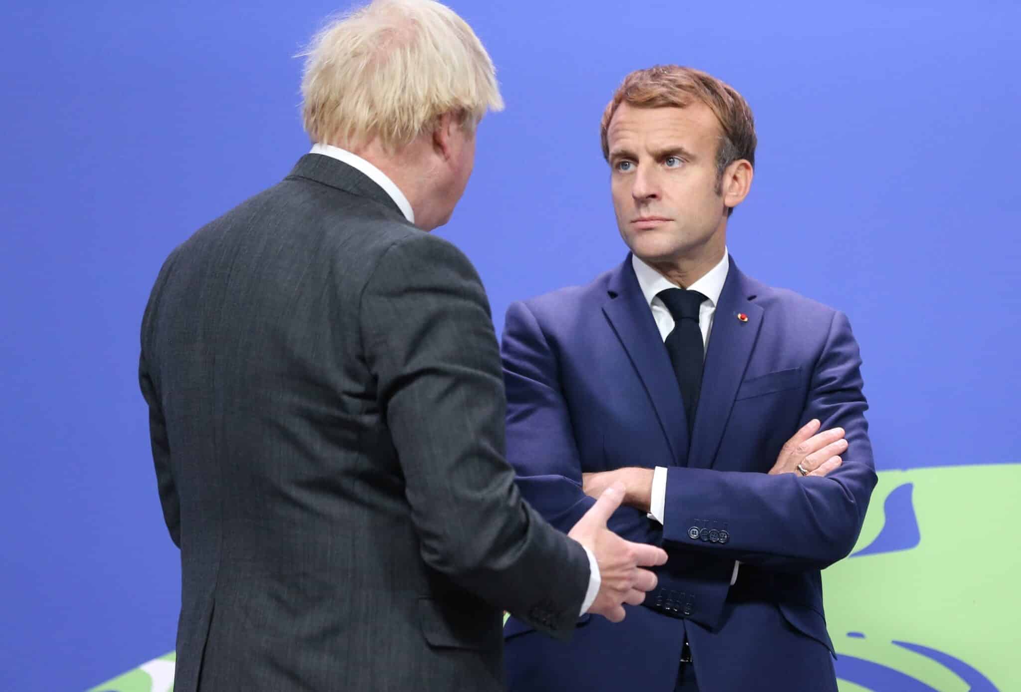 Macron mira a Johnson, en la Cumbre del Clima en Glasgow.