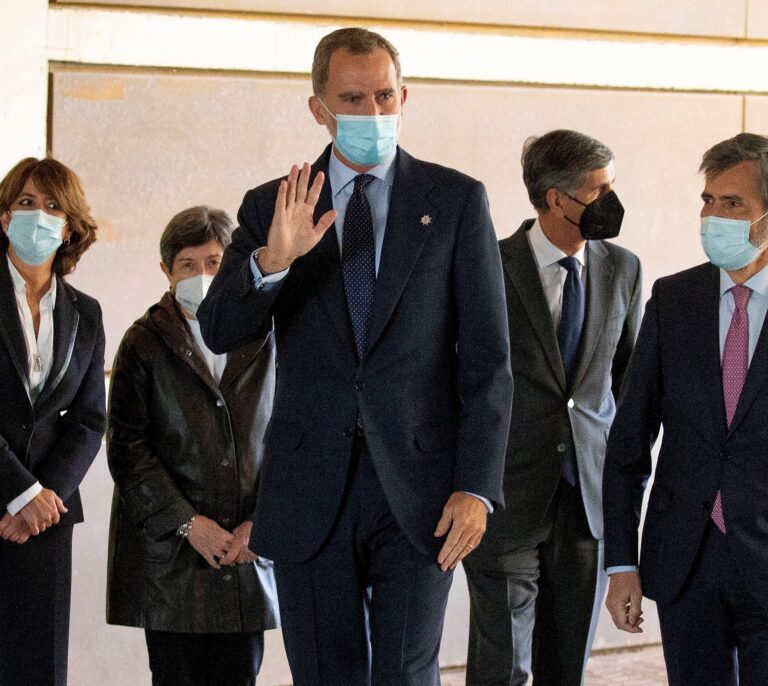 Felipe VI ensalza la independencia judicial en la entrega de despachos en Barcelona