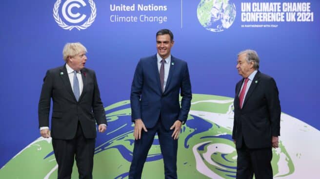 El primer ministro británico, Boris Johnson (izq.), Y el secretario general de Naciones Unidas (ONU), Antonio Guterres (der.), Saludan al primer ministro español, Pedro Sánchez (der.), Al llegar los líderes para asistir a la COP26.