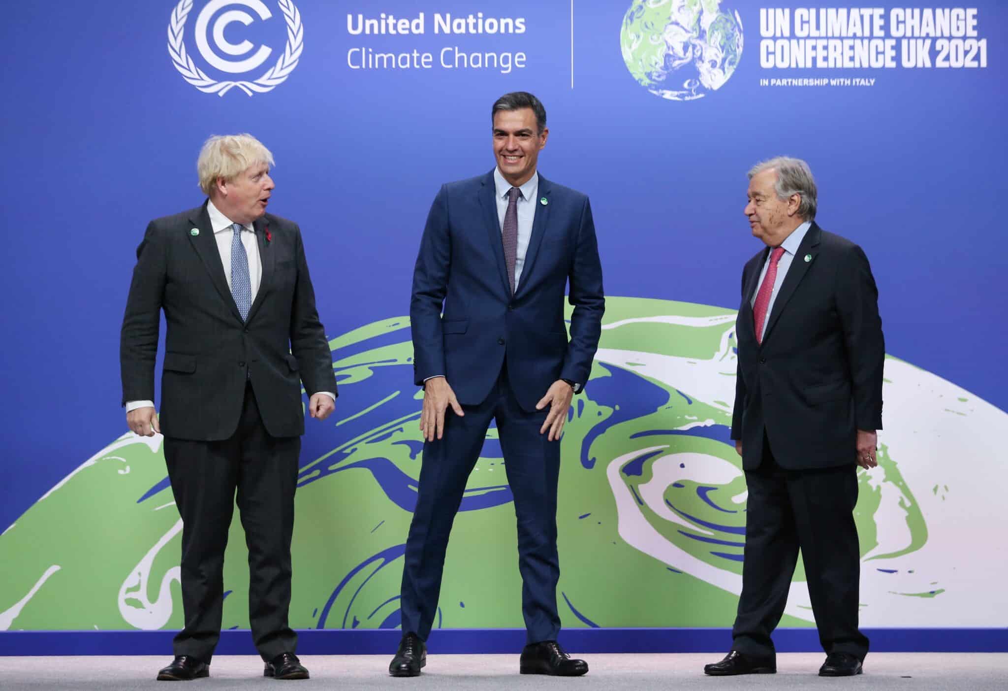 El primer ministro británico, Boris Johnson (izq.), Y el secretario general de Naciones Unidas (ONU), Antonio Guterres (der.), Saludan al primer ministro español, Pedro Sánchez (der.), Al llegar los líderes para asistir a la COP26.