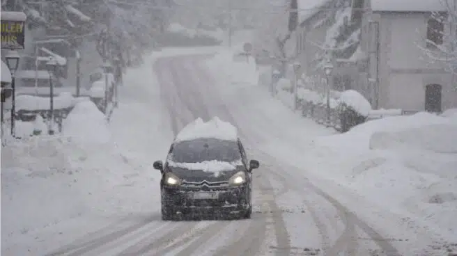 La nieve complica el tráfico en decenas de vías del Pirineo aragonés y Teruel