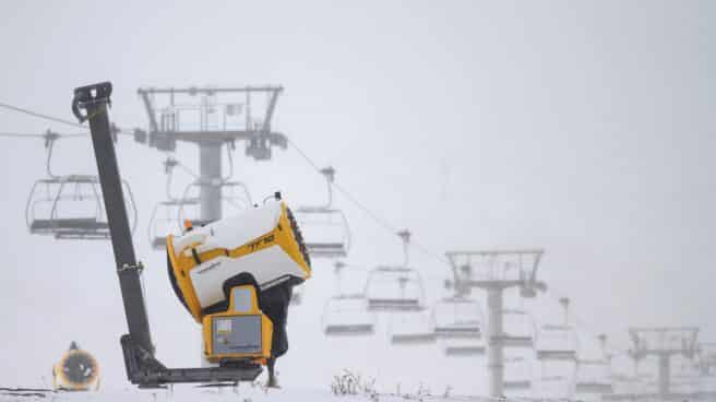 Once comunidades están este lunes en alerta por lluvias, fuertes vientos y por nevadas Vista general de la estación de esquí de Alto Campoo este lunes. Nieve, lluvia y viento ponen en alerta 11 comunidades, 2 de ellas en naranja.