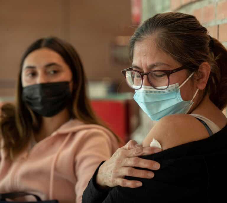 Sánchez anuncia la tercera dosis de la vacuna para los mayores de 60 años y personal sanitario