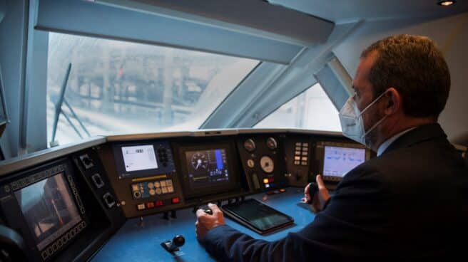 Un conductor a los mandos de uno de los trenes del nuevo servicio de alta velocidad de bajo coste Avlo, de Renfe.