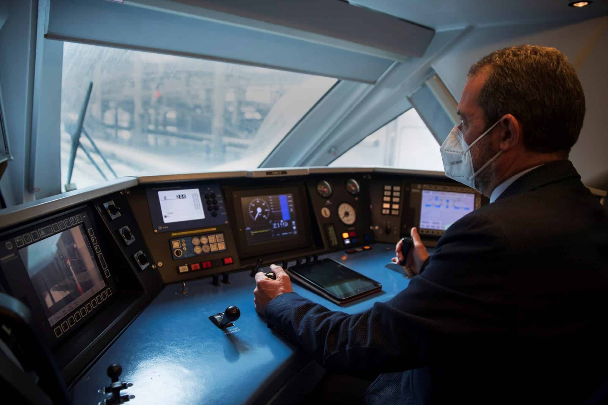 Un conductor a los mandos de uno de los trenes del nuevo servicio de alta velocidad de bajo coste Avlo, de Renfe.