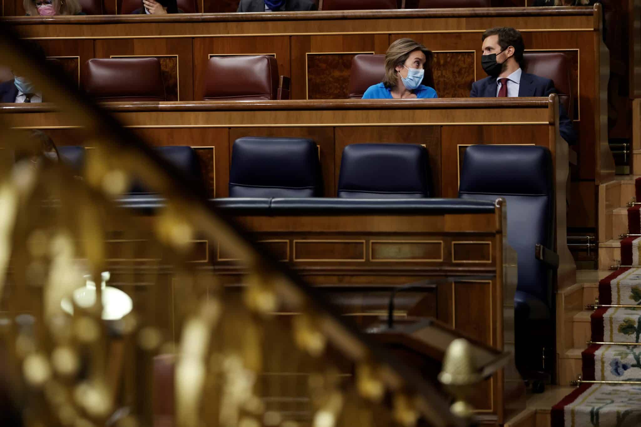 El líder del Partido Popular, Pablo Casado (d) y su portavoz parlamentaria, Cuca Gamarra (i).