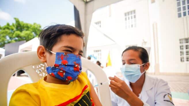 Un niño se vacuna en Ecuador.