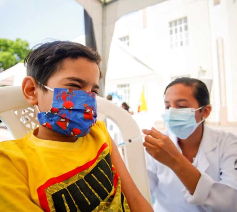 La OMS pide que se donen vacunas a los países pobres antes de ponerlas a niños y adolescentes