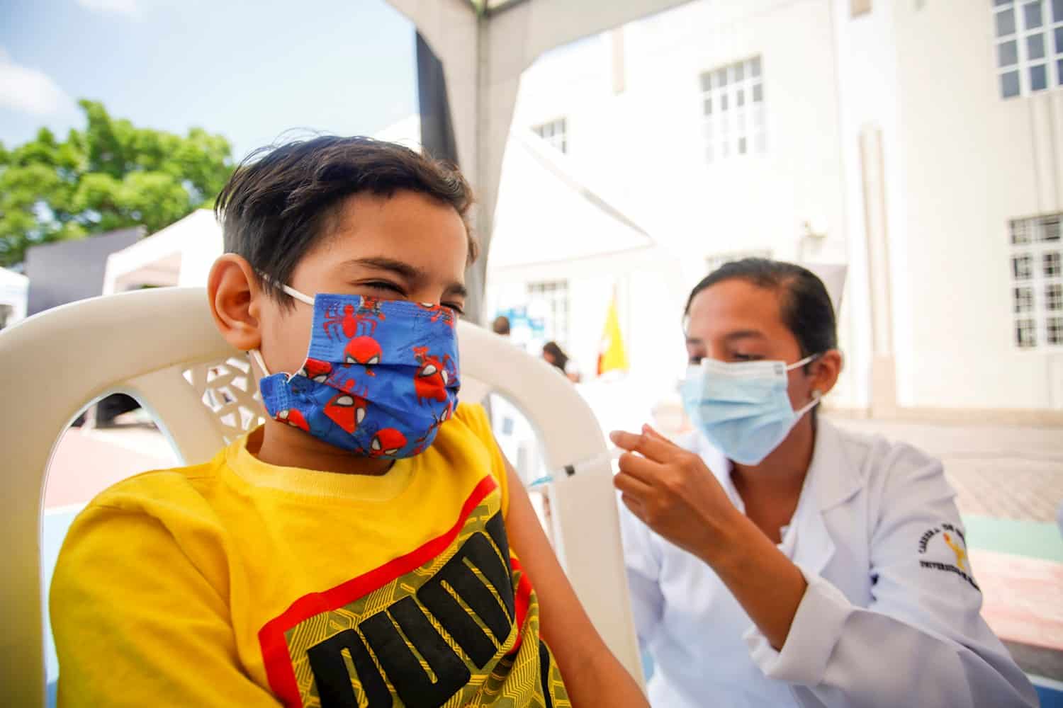 Un niño se vacuna en Ecuador.