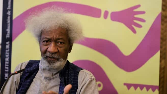 Tras casi cincuenta años sin publicar ficción, Wole Soyinka (Nigeria, 1934), primer africano y el primer escritor negro en ganar el Premio Nobel de Literatura en 1986, vuelve a la novela con "Crónicas desde el país de la gente más feliz de la Tierra"