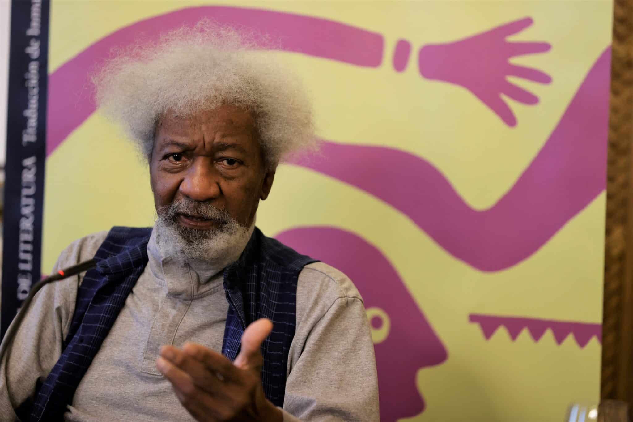 Tras casi cincuenta años sin publicar ficción, Wole Soyinka (Nigeria, 1934), primer africano y el primer escritor negro en ganar el Premio Nobel de Literatura en 1986, vuelve a la novela con "Crónicas desde el país de la gente más feliz de la Tierra"