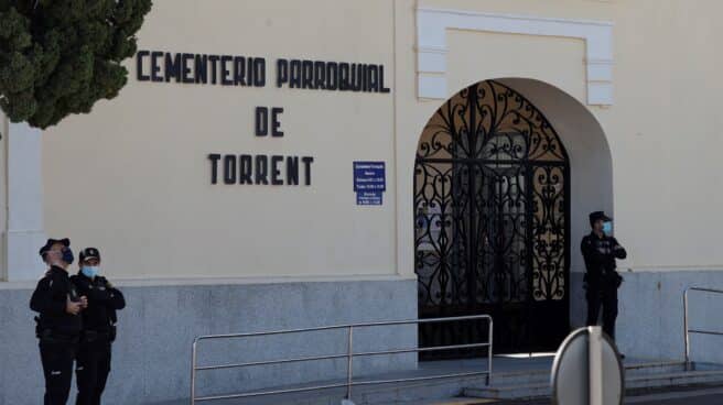 La Policía vigila el cementerio de Torrent (Valencia). Dos camioneros se dan a la fuga tras un accidente donde murió un motorista