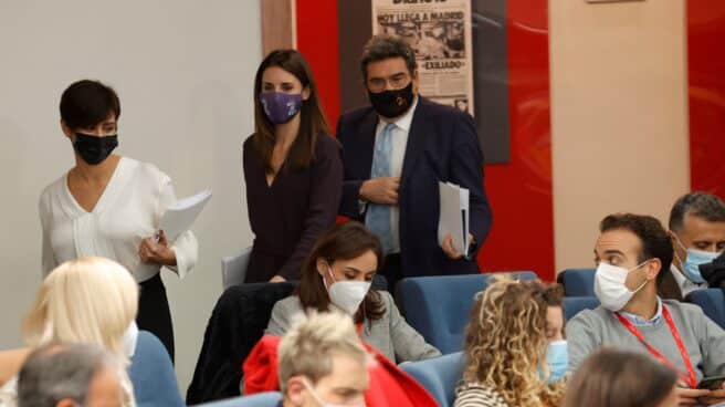 De izq a der) Isabel Rodríguez, Irene Montero y José Luis Escrivá, llegan a la rueda de prensa posterior al Consejo de Ministros, este martes, en el complejo del Palacio de la Moncloa.