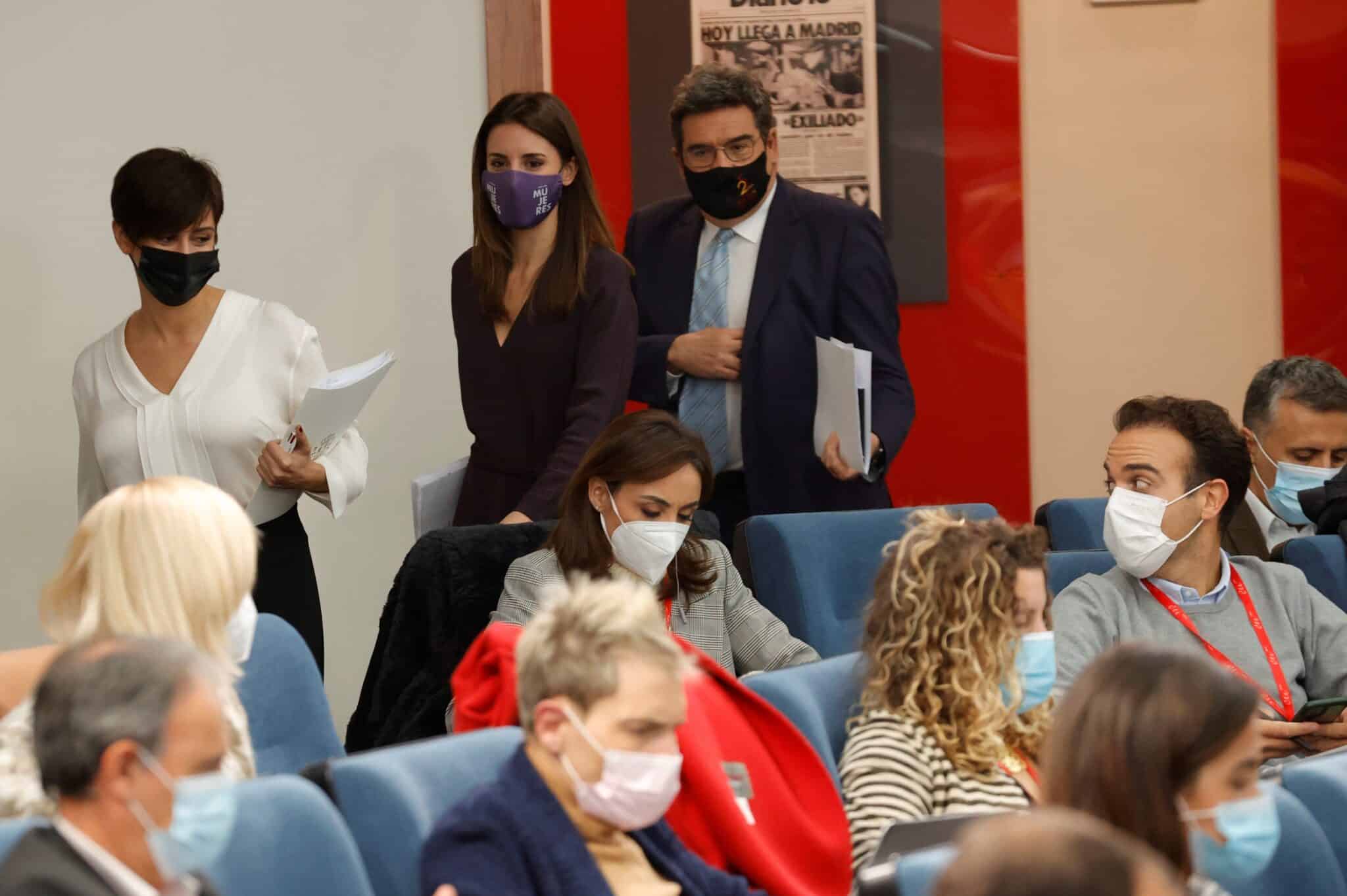 De izq a der) Isabel Rodríguez, Irene Montero y José Luis Escrivá, llegan a la rueda de prensa posterior al Consejo de Ministros, este martes, en el complejo del Palacio de la Moncloa.