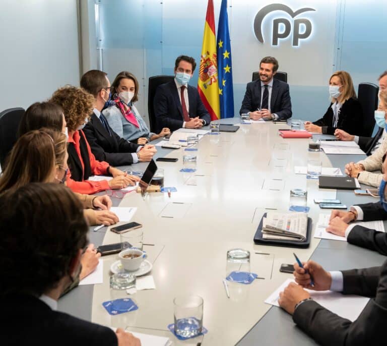 Casado recomienda apretar filas: "Ya escampará"