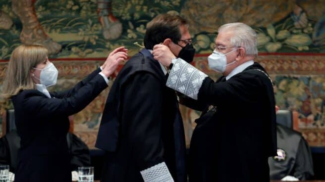 Enrique Arnaldo toma posesión del cargo como magistrado en presencia del presidente Juan José González Rivas. EFE.