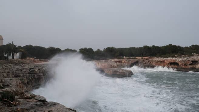 La borrasca Blas seguirá afectando a Baleares y regiones mediterráneas con lluvias, viento y oleaje Grandes olas en la costa.