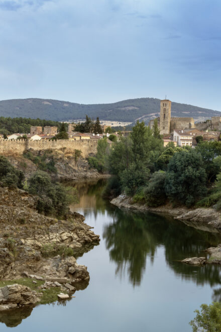 Imagen del río Lozoya pasando por el pueblo Buitrago de Lozoya en la Comunidad de Madrid