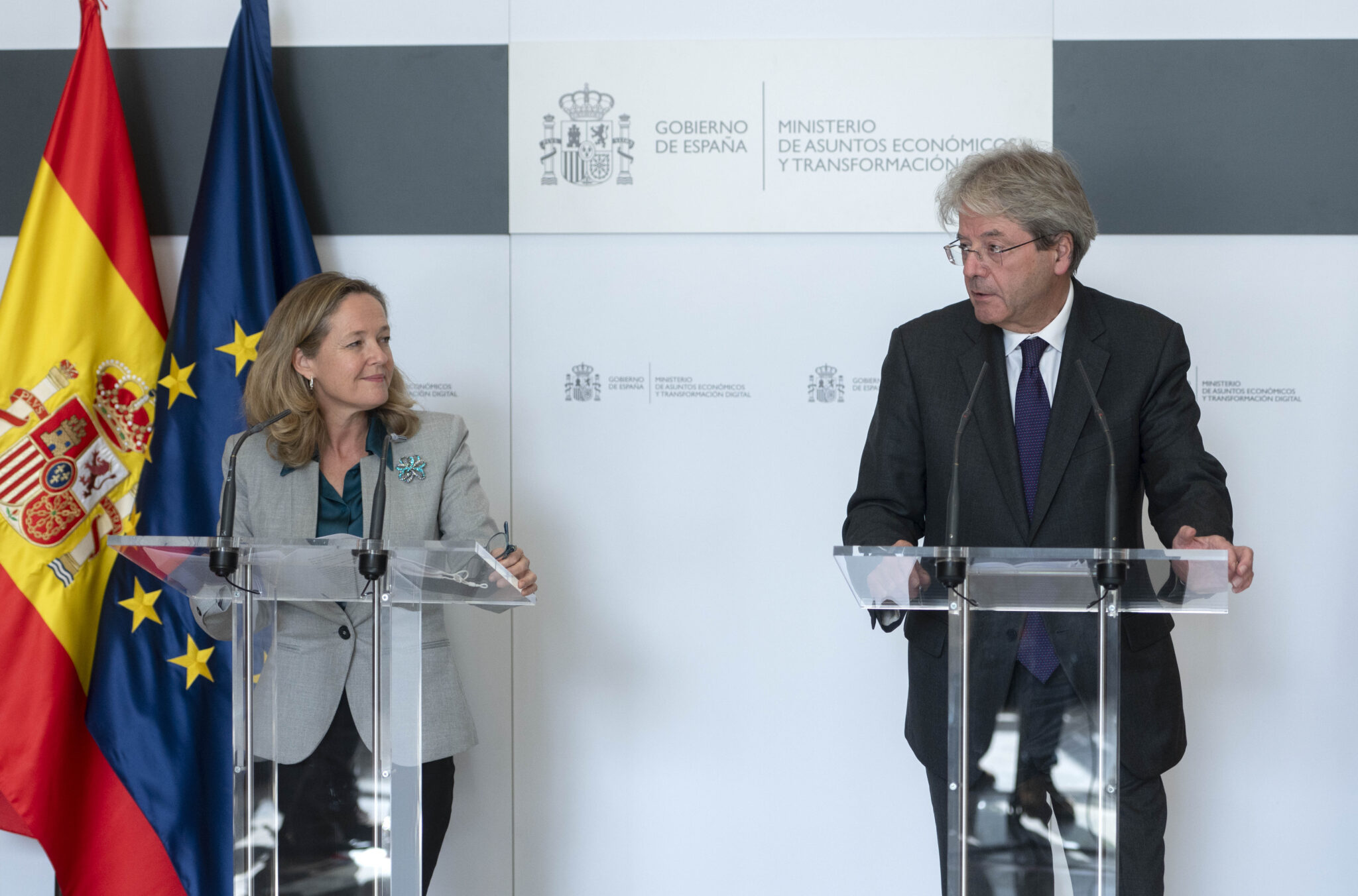 La vicepresidenta primera y ministra de Asuntos Económicos y Transformación Digital, Nadia Calviño y el comisario europeo de Economía, Paolo Gentiloni