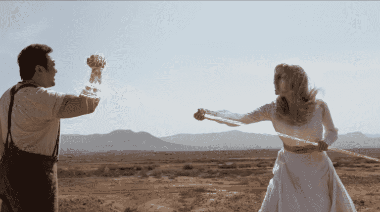 Escena de 'Eternals' en la que aparecen Angelina Jolie y Ma Dong-seok en Playa La Solapa en Fuerteventura Escena de 'Eternals' en la que aparecen Angelina Jolie y Ma Dong-seok en Playa La Solapa en Fuerteventura