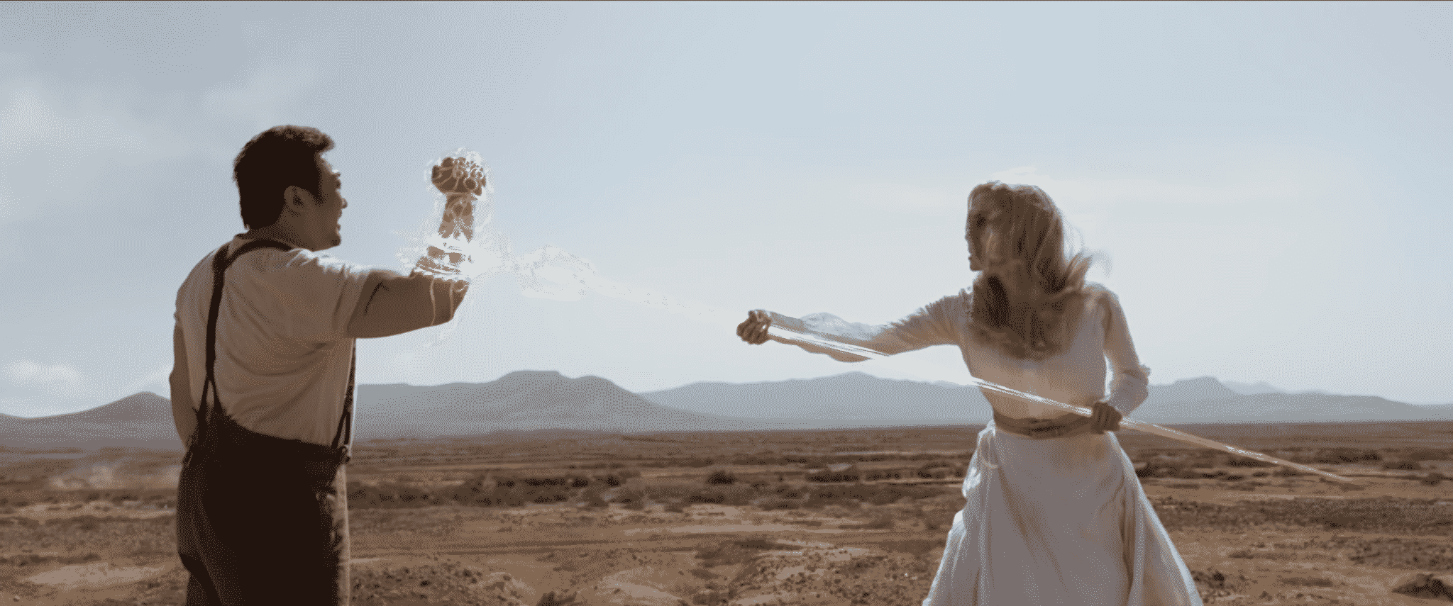 Escena de 'Eternals' en la que aparecen Angelina Jolie y Ma Dong-seok en Playa La Solapa en Fuerteventura