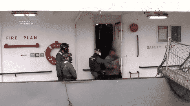 La Guardia Civil deteniendo a los migrantes en el buque