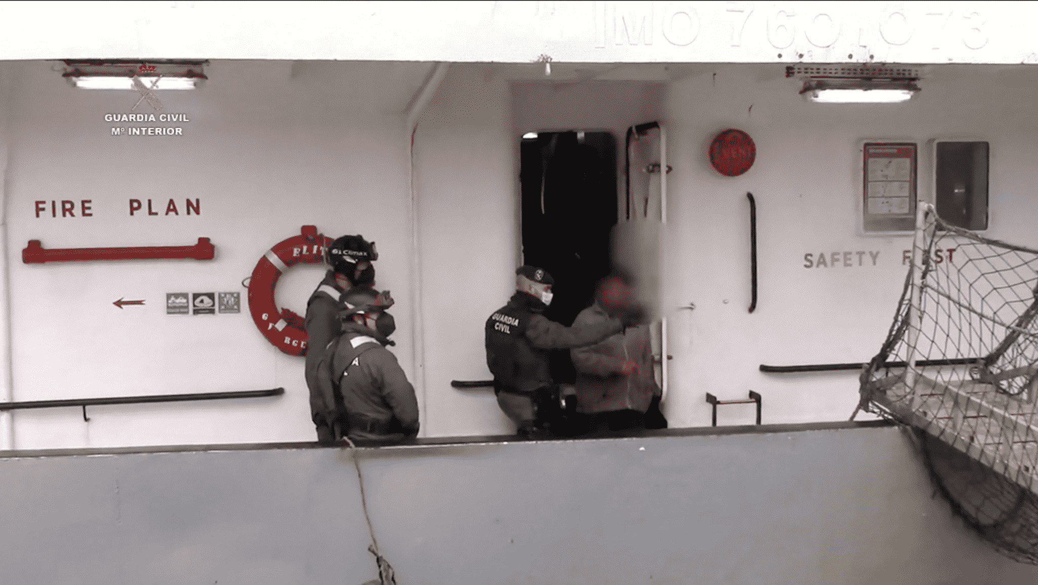 La Guardia Civil deteniendo a los migrantes en el buque