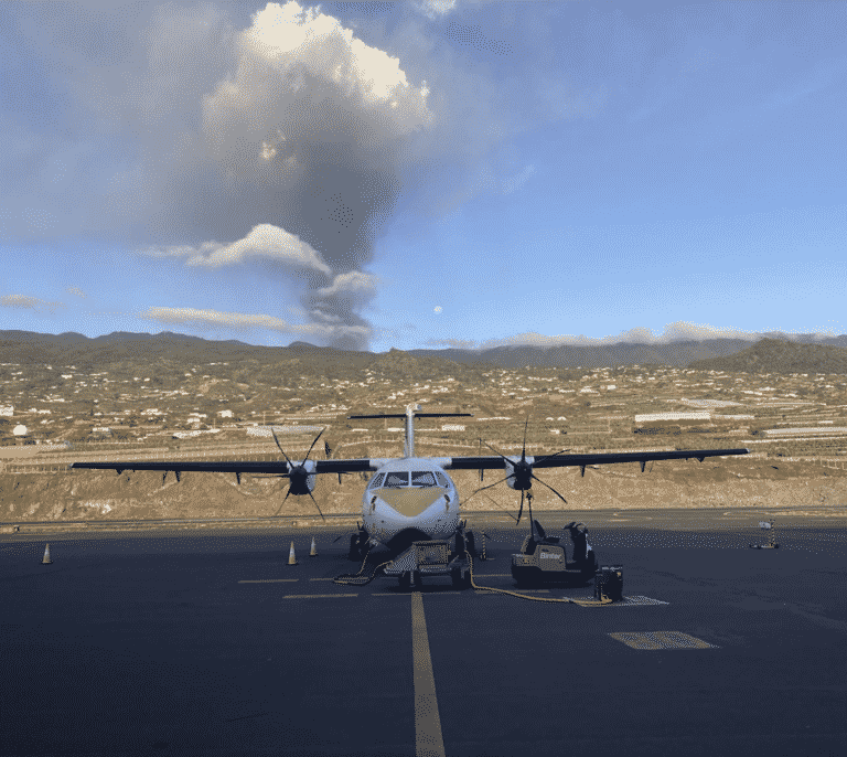 El Aeropuerto de La Palma vuelve a estar operativo tras los trabajos de limpieza de la ceniza