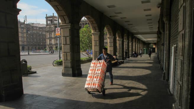 Un trabajador empuja un carrito con mercancía en Ciudad de México.