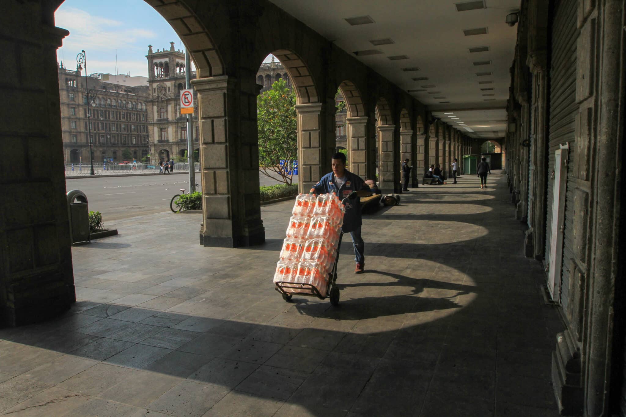 Un trabajador empuja un carrito con mercancía en Ciudad de México.