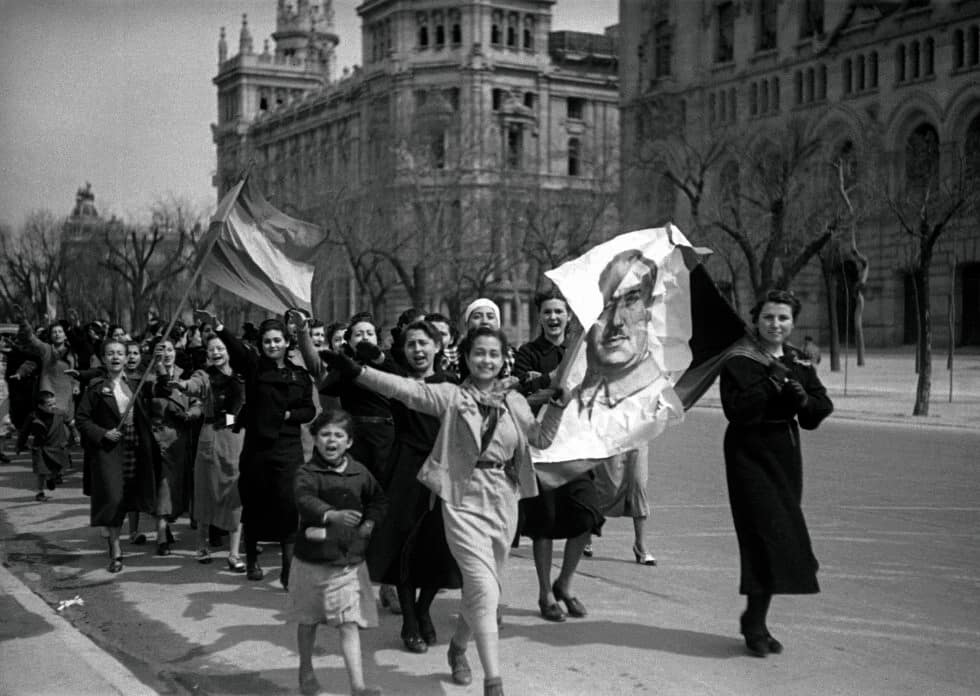 Celebración por la entrada de las tropas golpistas en Madrid.