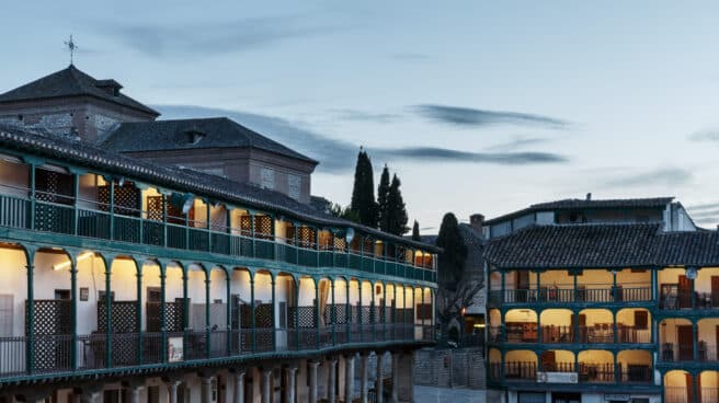 Plaza porticada de Chinchón, Madrid, al atardecer