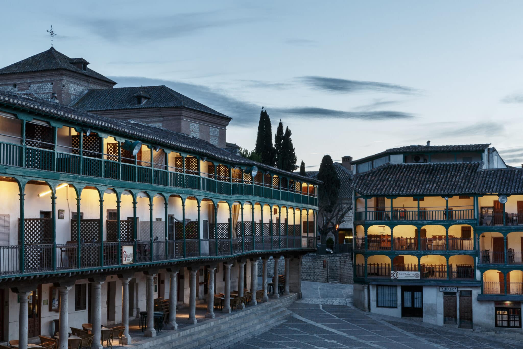 Plaza porticada de Chinchón, Madrid, al atardecer