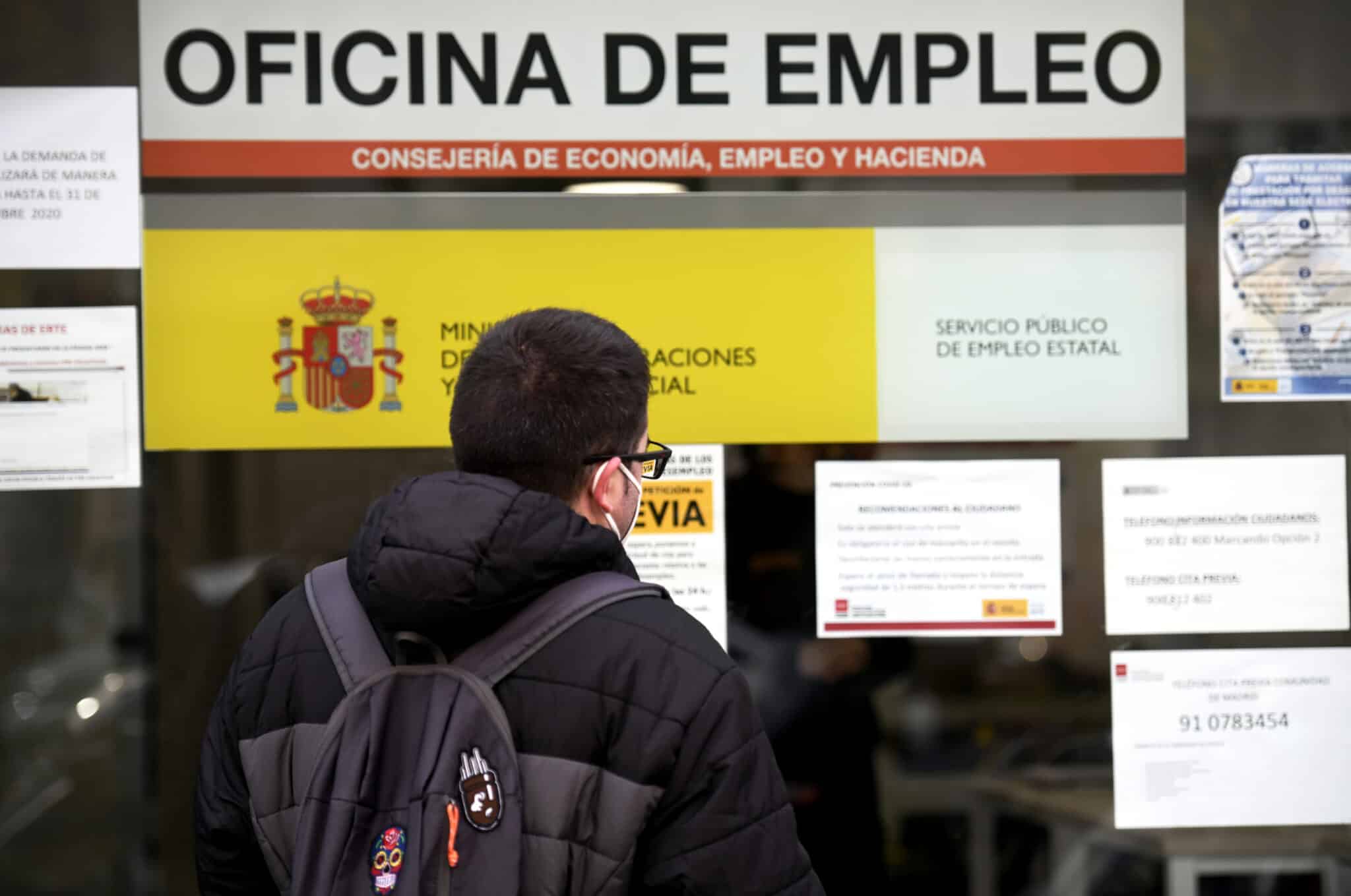 Un hombre mira el cristal de una oficina de empleo en Madrid.