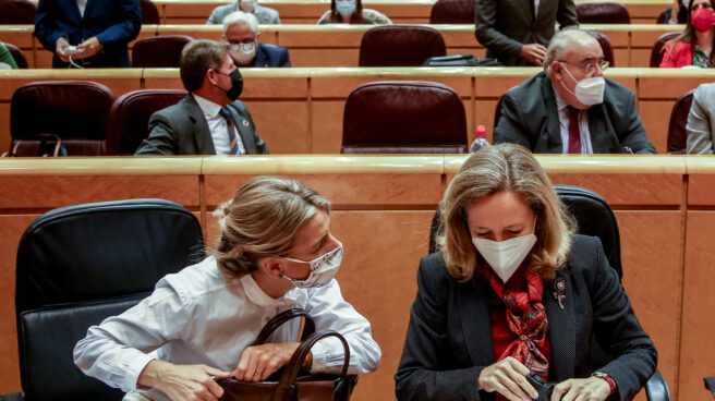 La vicepresidenta segunda y ministra de Trabajo y Economía Social, Yolanda Díaz, y la vicepresidenta primera y ministra de Asuntos Económicos, Nadia Calviño, durante una sesión de control al Gobierno en el Senado.