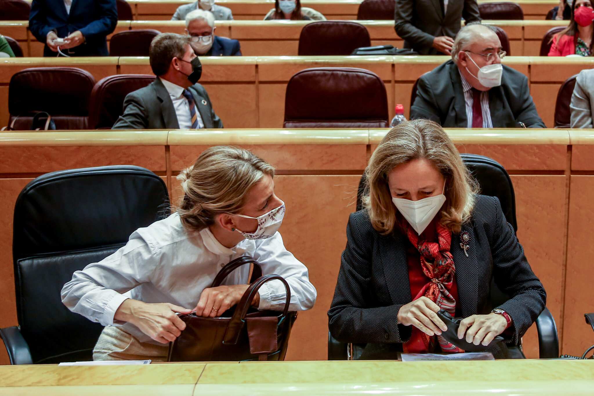 La vicepresidenta segunda y ministra de Trabajo y Economía Social, Yolanda Díaz, y la vicepresidenta primera y ministra de Asuntos Económicos, Nadia Calviño, durante una sesión de control al Gobierno en el Senado.