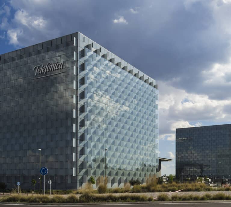 Telefónica da marcha atrás y amplía a 2.500 las salidas en España