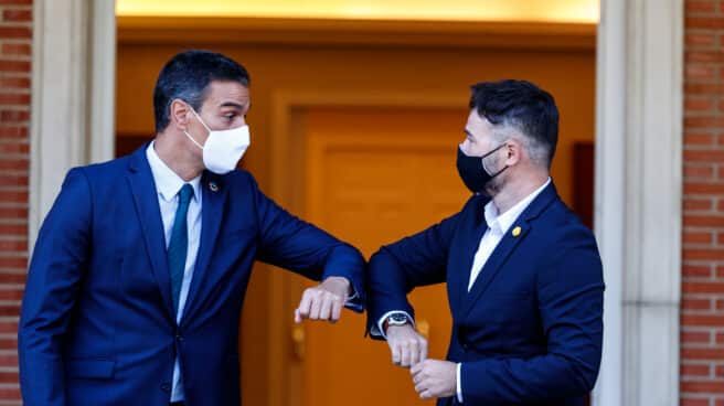 Spiderman hablando de los cocidos catalanes Sánchez y Rufián se saludan en septiembre del año pasado en el marco de la ronda presupuestaria que abrió el presidente del Gobierno