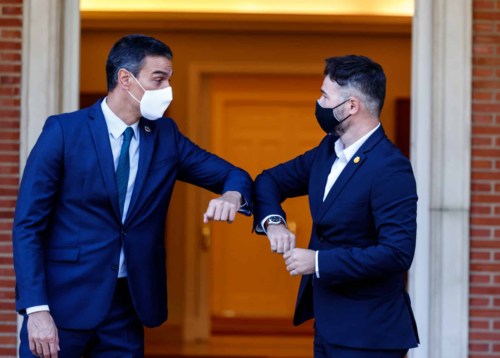 Sánchez y Rufián se saludan en septiembre del año pasado en el marco de la ronda presupuestaria que abrió el presidente del Gobierno