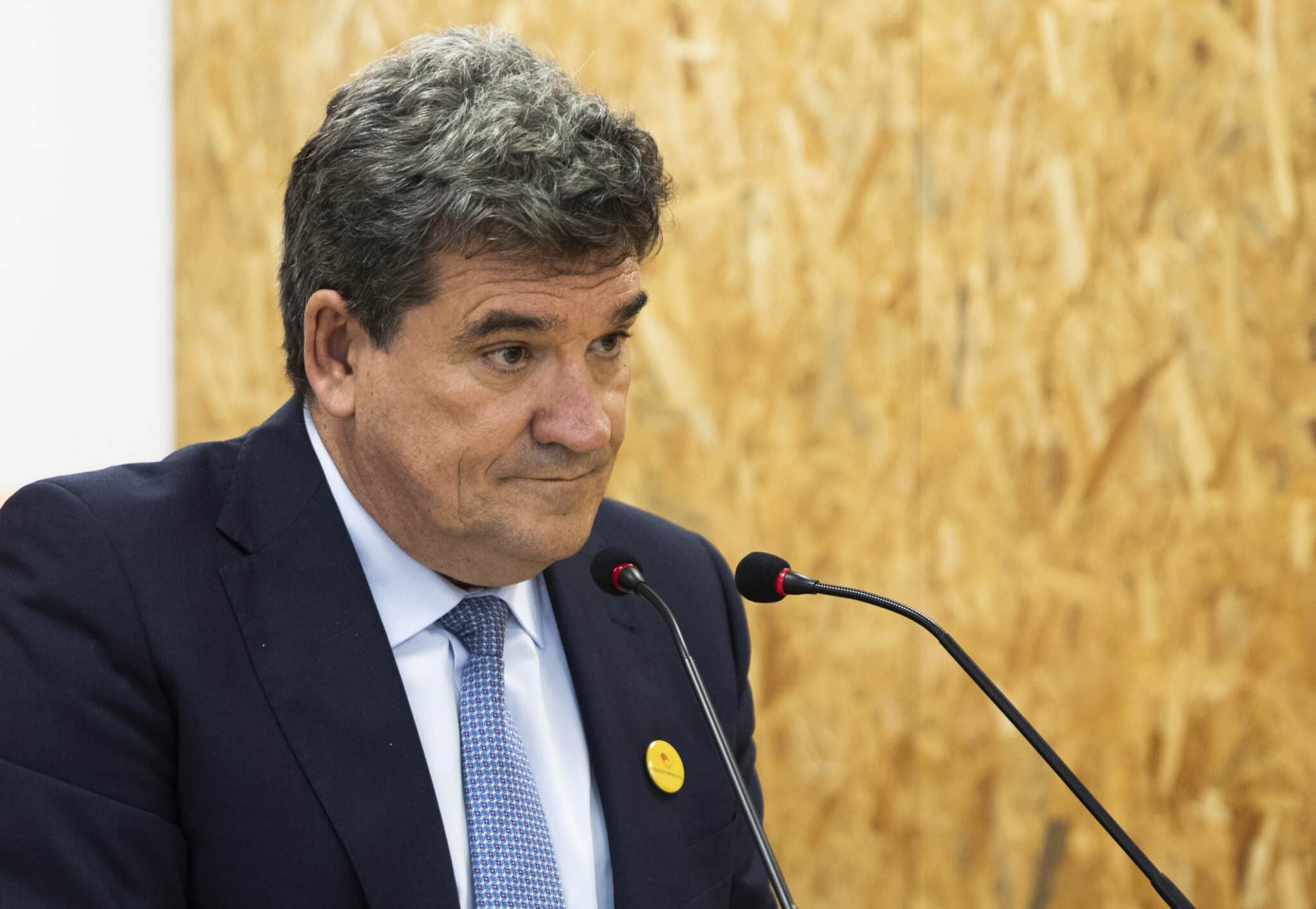El ministro de Inclusión, Seguridad Social y Migraciones, José Luis Escrivá, atiende a los medios de comunicación. Imagen de archivo.