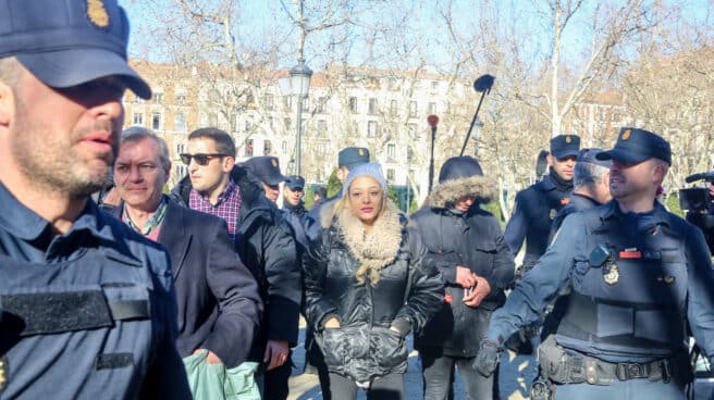 La líder de Hogar Social Madrid, Melisa Domínguez, en las inmediaciones del Tribunal Supremo, donde, en la zona reservada a los periodistas, ha desplegado una pancarta con la leyenda 'ilegalización para quien destruye España'.