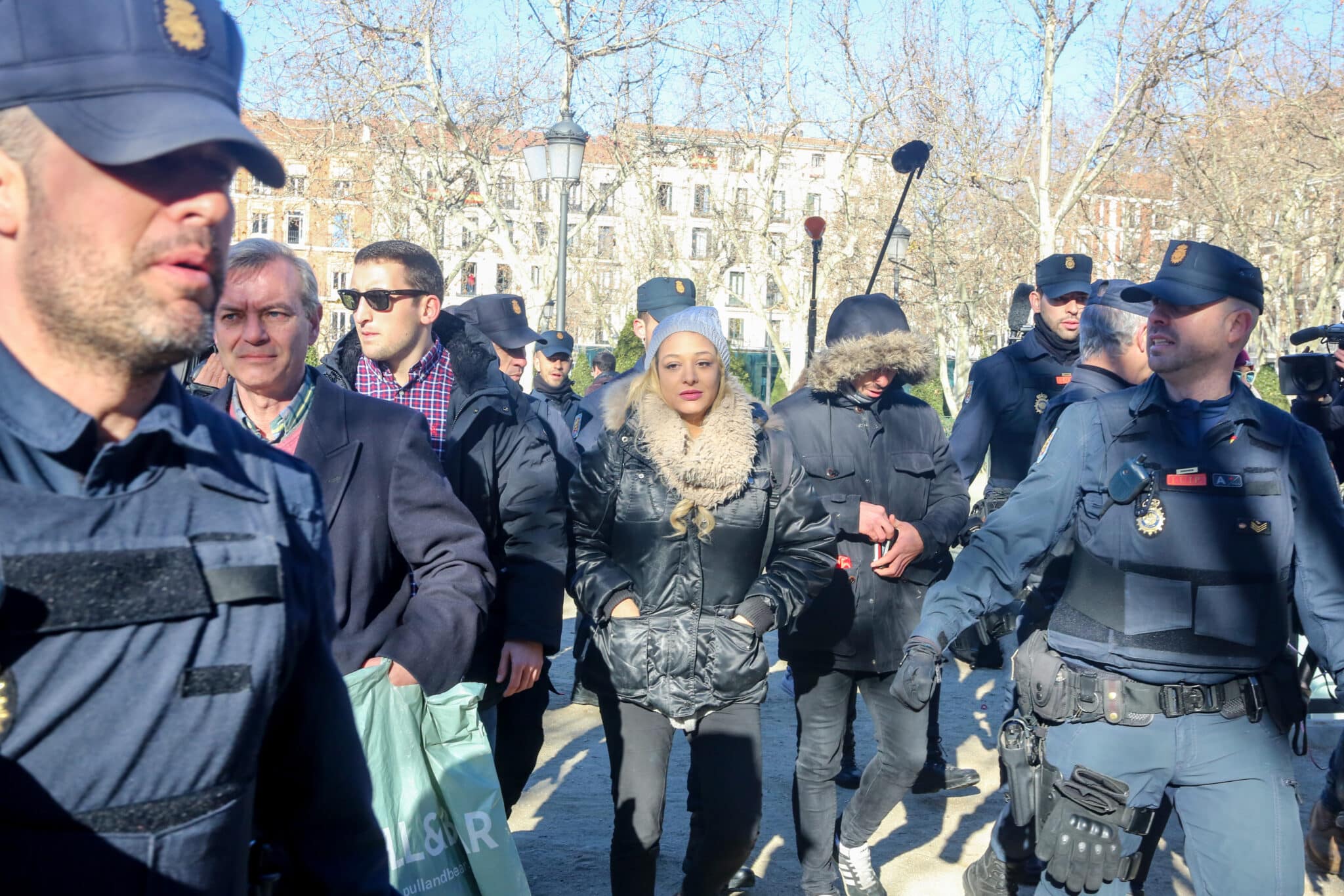 La líder de Hogar Social Madrid, Melisa Domínguez, en las inmediaciones del Tribunal Supremo, donde, en la zona reservada a los periodistas, ha desplegado una pancarta con la leyenda 'ilegalización para quien destruye España'.