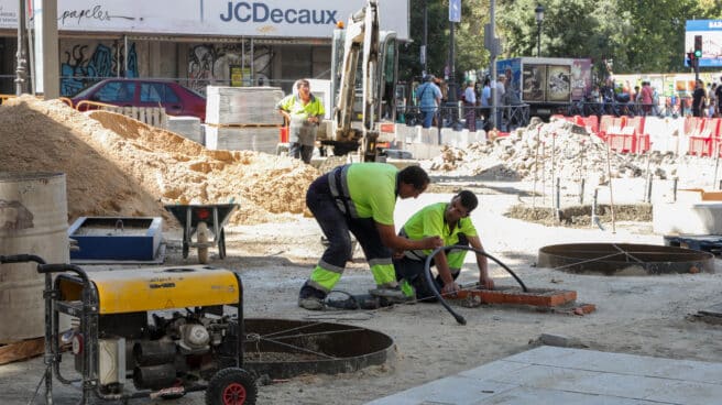 Operarios en una obra. Operarios en una obra.